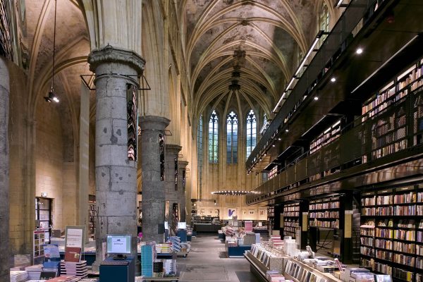voormalige dominicanerkerk verbouwd tot boekhandel