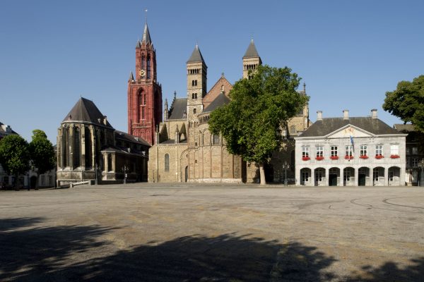 Vrijthof in Maastricht met de st.janskerk,de sint-Servaasbasiliek en de Hoofdwacht